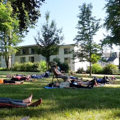 rennsteig.tv: Vor Ort - Yoga an der frischen Luft (Yoga im Stadtpark, 21.06.2022)